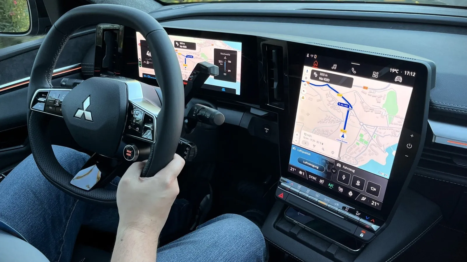 Klar strukturiertes Cockpit mit zwei 12-Zoll-Displays und Google-Integration – Navigation, Routenplanung und Ladepunkte sind direkt eingebunden.